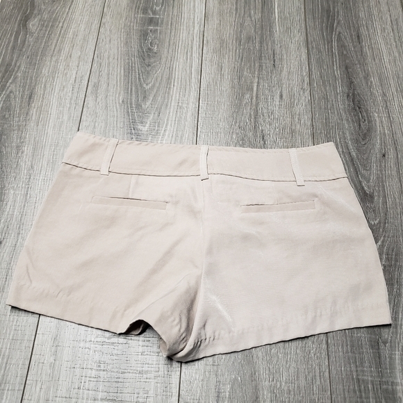 Shorts‎ - Picture 2 of 3